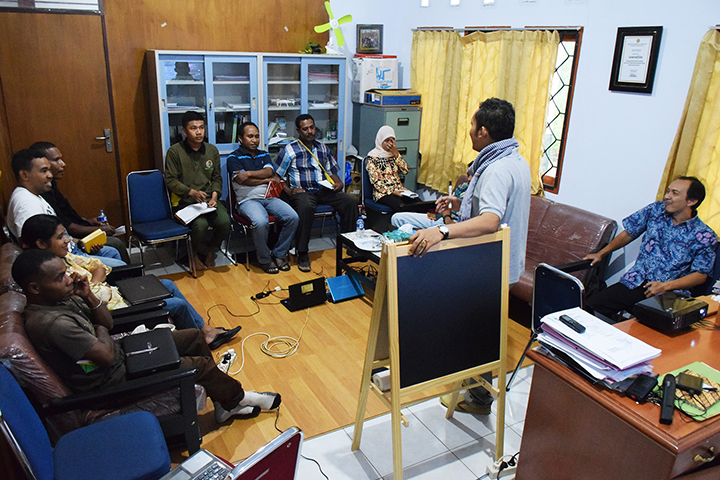Fasilitator dari Gedhe Foundation memberikan pemahaman terkait sistem informasi berbasis web di kantor KPHL Biak Numfor. Foto : Sandika | Samdhana